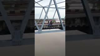 Video Perempuan Duduk Bergelantungan di Atas Jembatan Mojokerto