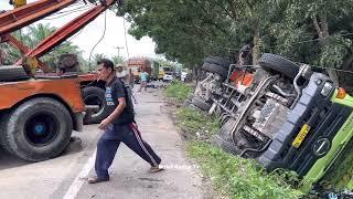 Dampak Evakuasi Truk Terbalik. Bukit Kodok Padat Truk Dan Bus Salip-menyalip