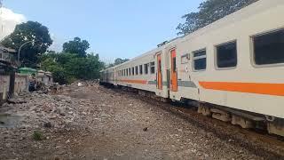 CC 206 13 61 YK - KA 129A Gumarang lepas Stasiun Surabaya Pasar Turi