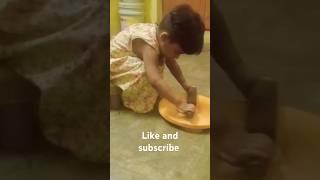 bachi roti bel rahi hai#the girls is rolling bread#Aslihan shorts viral video 