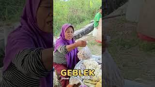 Geblek makanan khas Kulonprogo Yogyakarta dijual di Pringsewu Lampung.