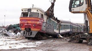 Слом моторного вагона дизель-поезда ДР1А-224 1  Scrapping of DR1A-224 DMU motor car 1