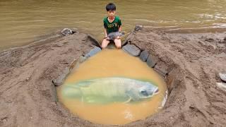 The orphan boy dug into the sand to make a fish trap and caught a big fish