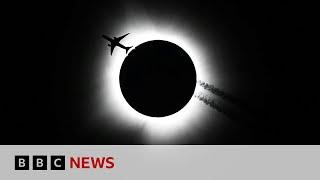 Total solar eclipse North America watches in wonder  BBC News