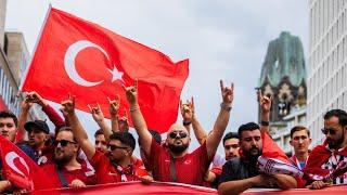 Ausnahmezustand am Kurfürstendamm  10.000 Türkei Fans in Berlin