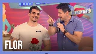 Patrick leva flor para as mulheres do programa  Vai Dar Namoro