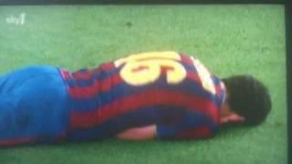 Busquets sneaky peek after being fouled by Motta