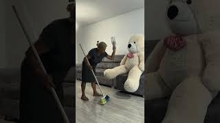 Mi ABUELA está sola en la casa me metí dentro del peluche y miré cómo reaccionó