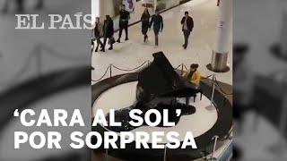 Una mujer toca el Cara al Sol en un piano de un centro comercial de Valladolid