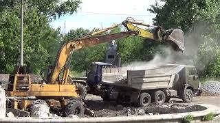 В парке разбирают фонтан. Рубежное. Демонтаж старого фонтана экскаватором