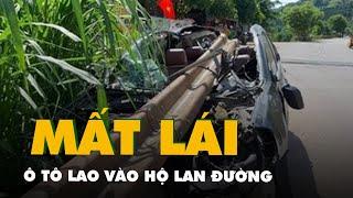 Ô tô mất lái lao vào hộ lan đường 4 người thoát nạn