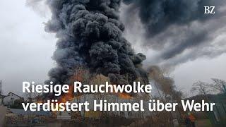 Riesige Rauchwolke verdüstert Himmel über Wehr