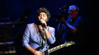 Arijit Singh singing Suno Na Sangemarmar Live Youngistaan