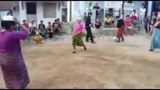 video lucu ibu-ibu maen bola pake sarung dan peci