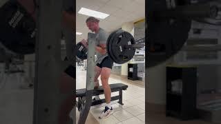 Squat in the bench press