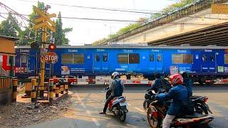 Kereta Api Panjang  Ramainya Kereta Api Listrik KRL Di Perlintasan Double Alarm Unik 