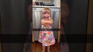 Little Girl Puts Mothers Lipstick All Over Her Face - 1297583