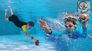 Дети и Бассейн. Диана Даня и Милан играют в бассейне. Манкиту