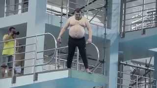 Rolnik skacze do wody - Trening Celebrity Splash