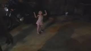 Eloá com 3 anos dançando funk