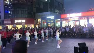 #泸州 #跟着节奏嗨起来 #舞台无处不在 #路人视角  Dance Video  Girl Dance