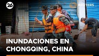 Los residentes huyen de sus hogares inundados en Chongqing China  #Reuters