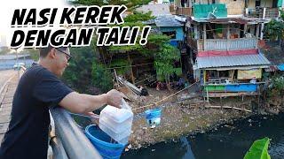 SEMUA WARUNG DISINI KASI TALI DI JEMBATAN INI PESANNYA PAKE TERIAK