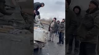 Украинците си “берат” танкове в полето