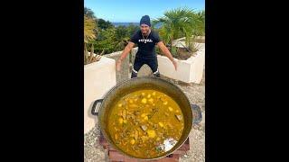 Fui hasta Barahona a hacerle este sabroso Sancocho en leña con vista al mar a esta hermosa familia 