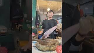 Memotong ikan kakap merah segar