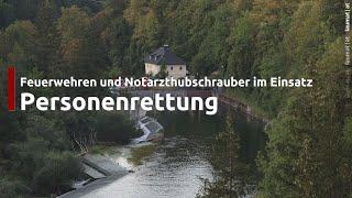 Roitham am Traunfall Notarzthubschrauber und Feuerwehr bei Personenrettung am Traunfall im Einsatz