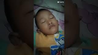 hahaha adik ku lagi tidur sama ku di ganggu lucu banget sumpah 