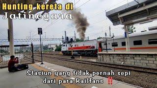 Hunting kereta di Jatinegara Stasiun yang tidak pernah sepi dari para railfans