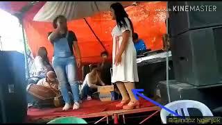 Video lucu Celana dalam penyanyi melorot saat manggung