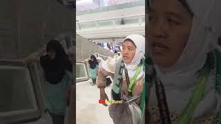 KAGUM... PEMUDA INI RELA MENGGENDONG ORANG TUANYA SAAT UMROH