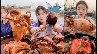 Beautiful fishermen eating delicious seafood eating show กุ้งลายเสือ กุ้งล็อบสเต