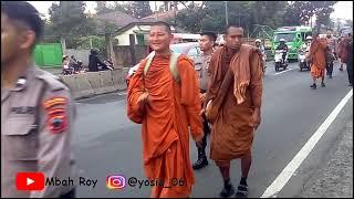 Para Biksu Jalan Kaki Dari Thailand ke Candi Borobudur di Magelang