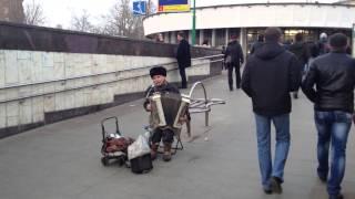 Дед с гармошкой в переходе на улице 1905 года