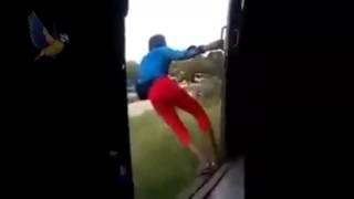 video amatir detik detik orang jatuh dari kereta
