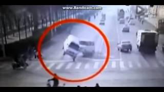 Moment Two Vans and a Car TELEPORTED In The Road In Xingtai China AMAZING VIDEO