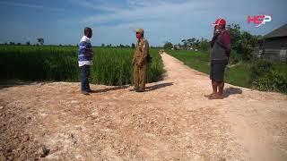 Proses Penimbunan Tanah Merah Menuju Pemakaman Umum di Desa Telogo Rejo