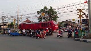 Kompilasi Kereta Api di Perlintasan Bukit Duri Jakarta