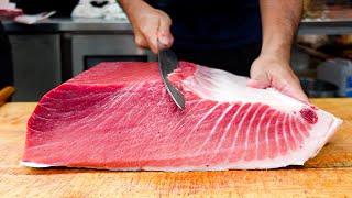 Cutting giant bluefin tuna to luxurious sashimi teppanyaki tuna  巨大黑鮪魚切割秀 鐵板上腹肉 - Taiwanese food