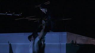 Внезапная смерть 1995 г. Даррен пробирается на крышу стадиона  и устраняет охранников