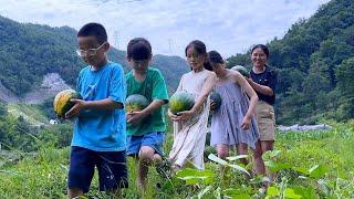 Six children picked watermelons togethereach picking one.This scene is so beautiful.