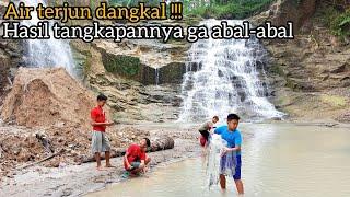 Jala ikan di bawah air terjun dangkal yang hasilnya gak abal-abal 