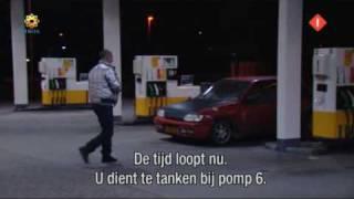 Bananasplit - Fransie helpt bij het tanken