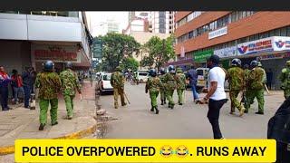 POLICE RUNS AWAY AFTER BEING OVERPOWERED AS MAANDAMANO BEGINS