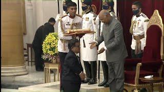 President steps down from stage to pin Padma Shri to a 4.2 ft awardee KY Venkatesh