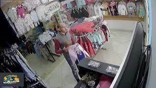 حرامي مغفل يسرق أمام الكاميرات و إدارة المحل تضع جائزه لمن يصل إليه